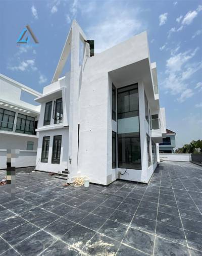LUXURY 5-BEDROOM FULLY DETACHED DUPLEX